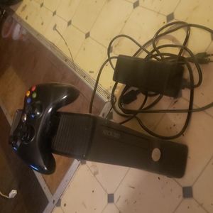 Xbox 360 with one wireless controller